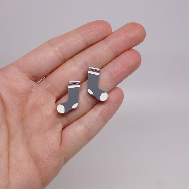 Boucles d’oreille chaussettes d’hiver grises