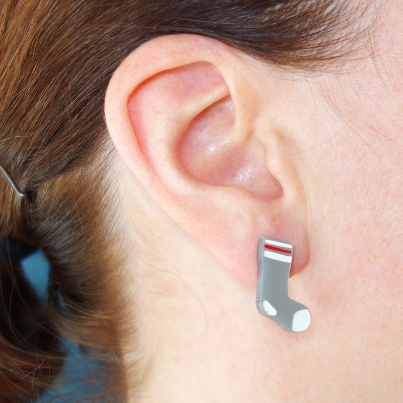 Boucles d’oreille chaussettes d’hiver grises