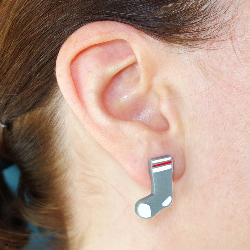 Boucles d’oreille chaussettes d’hiver grises