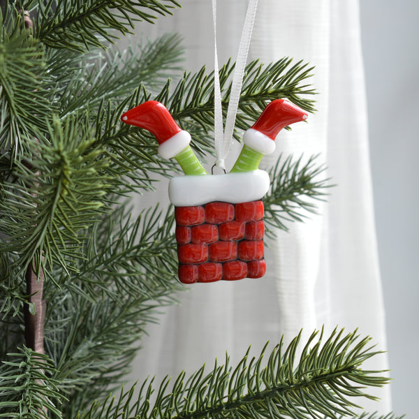 Décoration le lutin coquin pris dans la cheminée.