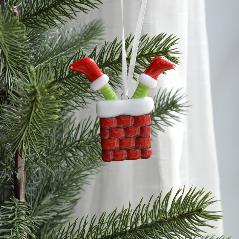 Décoration le lutin coquin pris dans la cheminée.