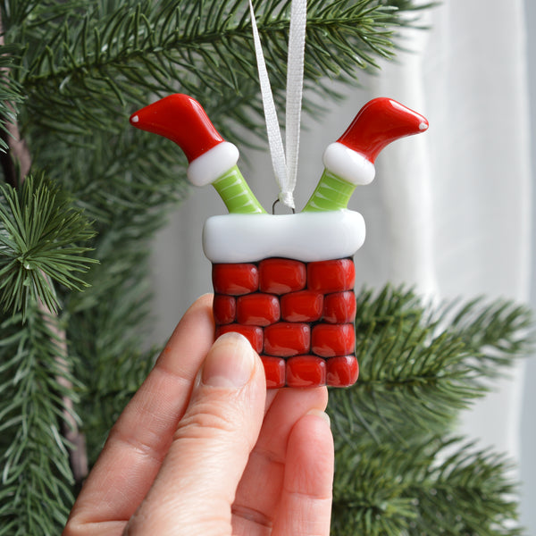 Décoration le lutin coquin pris dans la cheminée.