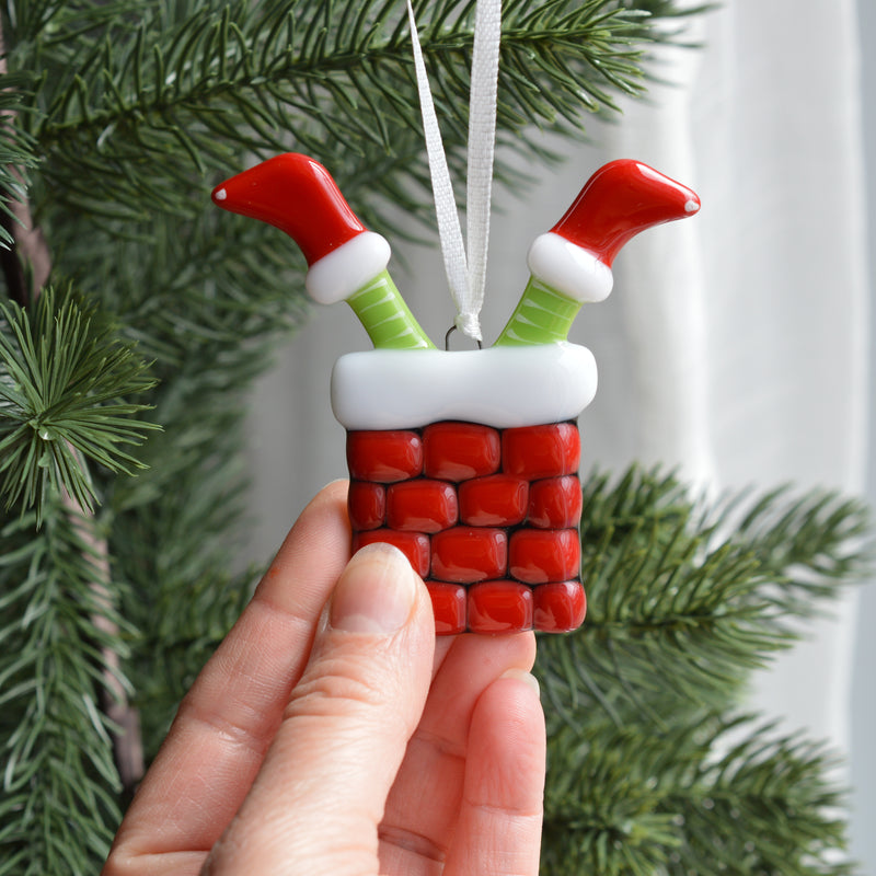 Décoration le lutin coquin pris dans la cheminée.