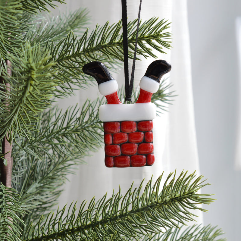 Décoration le père Noël pris dans la cheminée pour l’arbre de Noël