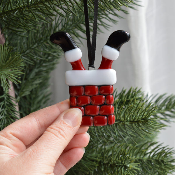 Décoration le père Noël pris dans la cheminée pour l’arbre de Noël