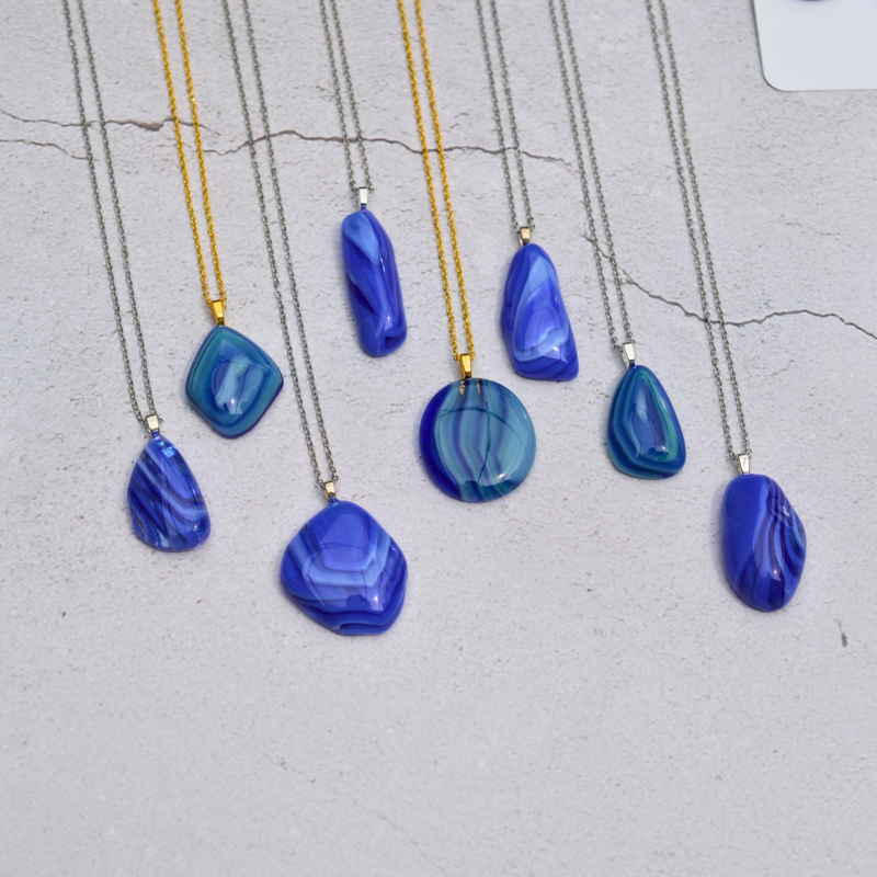 Agate bleue rubanée – Douceur et communication - Collection Gemstones | Station pôle Nord | Boutique de Noël