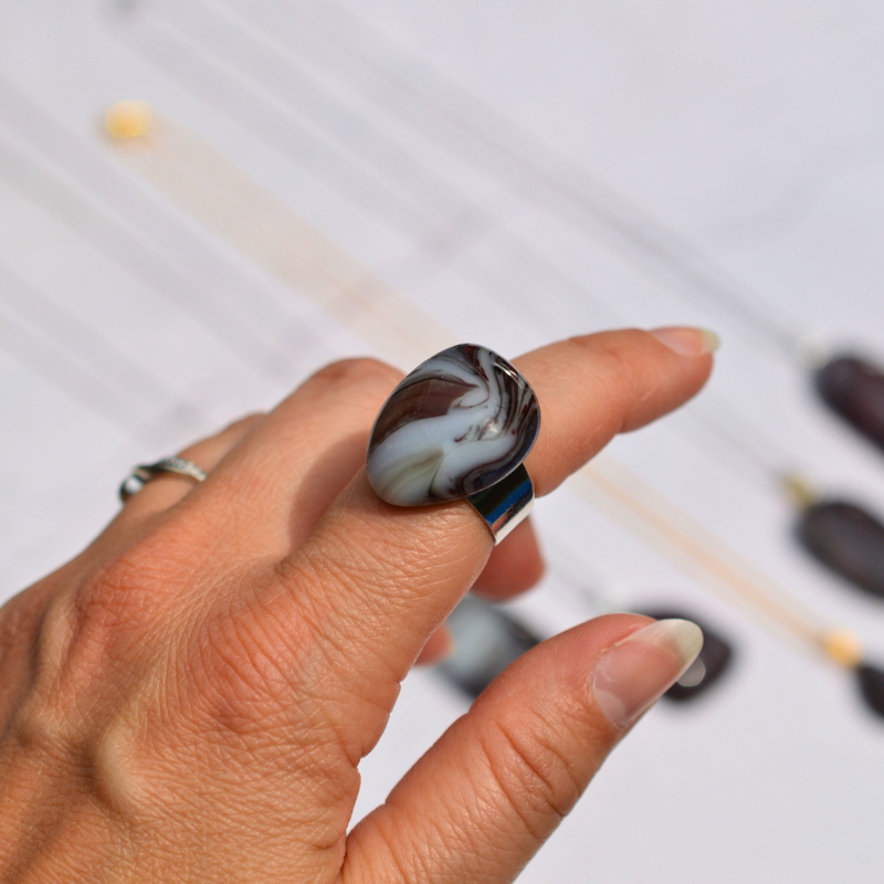 Agate rubanée rouge et noir – Intensité et dualité - Collection Gemstones | Station pôle Nord | Boutique de Noël