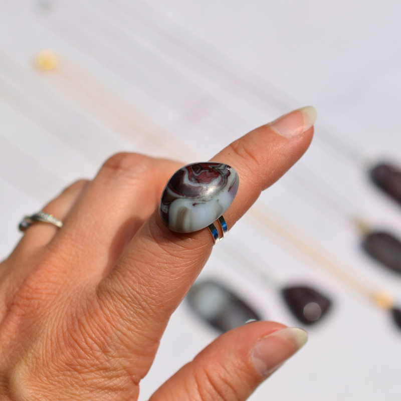 Agate rubanée rouge et noir – Intensité et dualité - Collection Gemstones | Station pôle Nord | Boutique de Noël