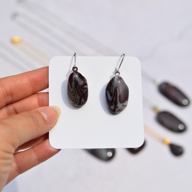 Agate rubanée rouge et noir – Intensité et dualité - Collection Gemstones | Station pôle Nord | Boutique de Noël