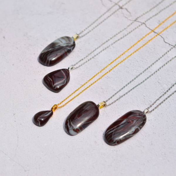 Agate rubanée rouge et noir – Intensité et dualité - Collection Gemstones | Station pôle Nord | Boutique de Noël