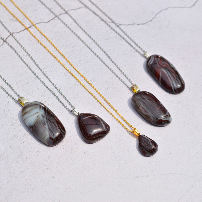 Agate rubanée rouge et noir – Intensité et dualité - Collection Gemstones | Station pôle Nord | Boutique de Noël