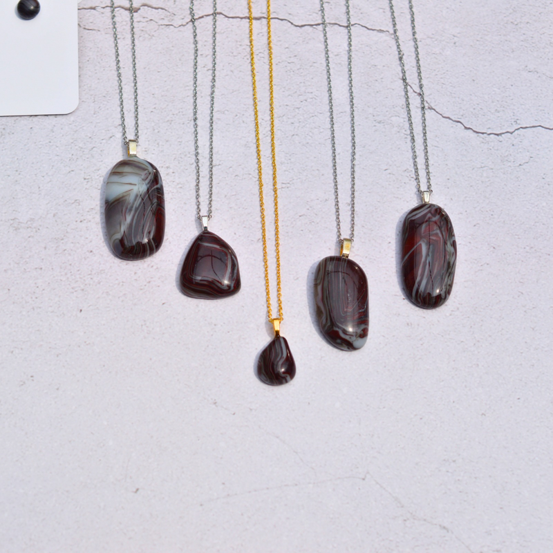 Agate rubanée rouge et noir – Intensité et dualité - Collection Gemstones | Station pôle Nord | Boutique de Noël