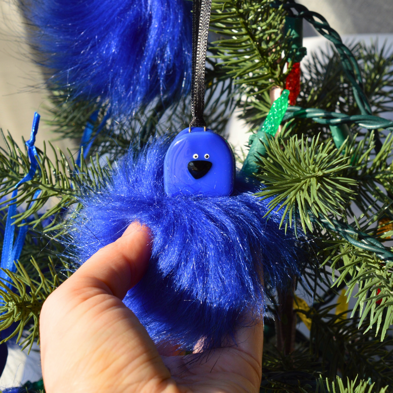 ornement geai bleu poilu en verre fusionné, décoration de Noël artisanale avec fausse fourrure québécoise