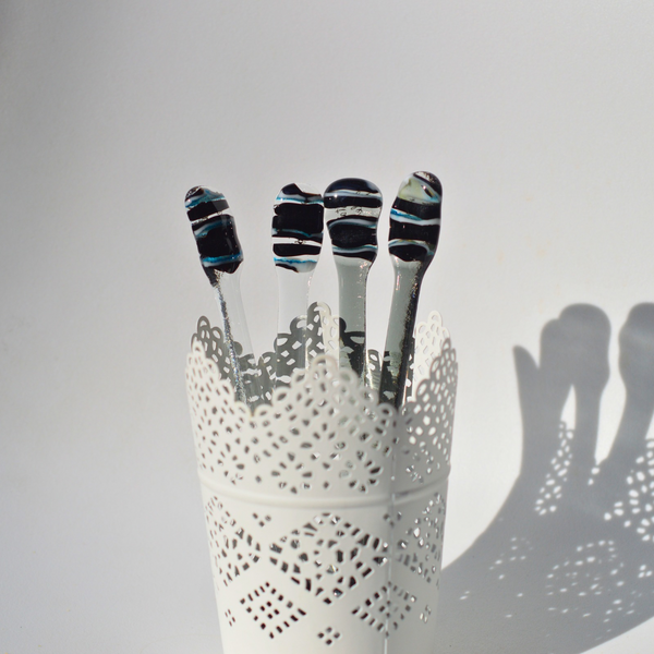Noir, blanc et bleu - Brasseur à café les Glassticks