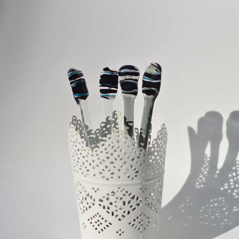 Noir, blanc et bleu - Brasseur à café les Glassticks