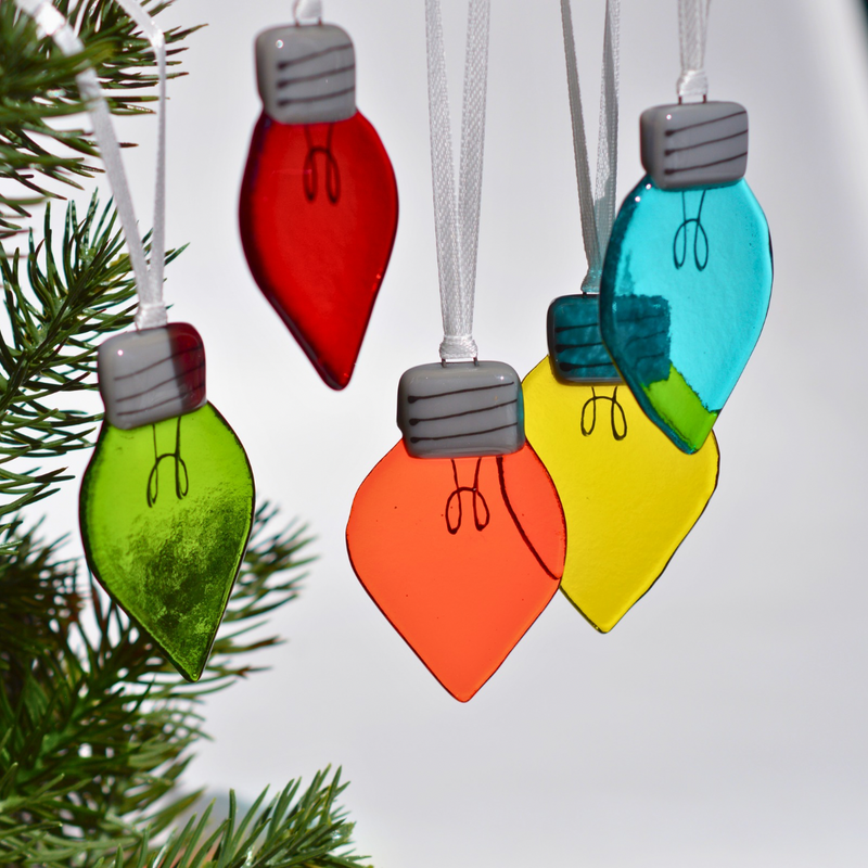 ornement lumière de noël en verre coloré, décoration lumineuse artisanale sapin de noel
