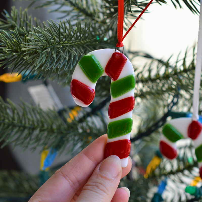 Canne de Noël rouge et verte – Ornement en verre fusionné fait à la main au Québec