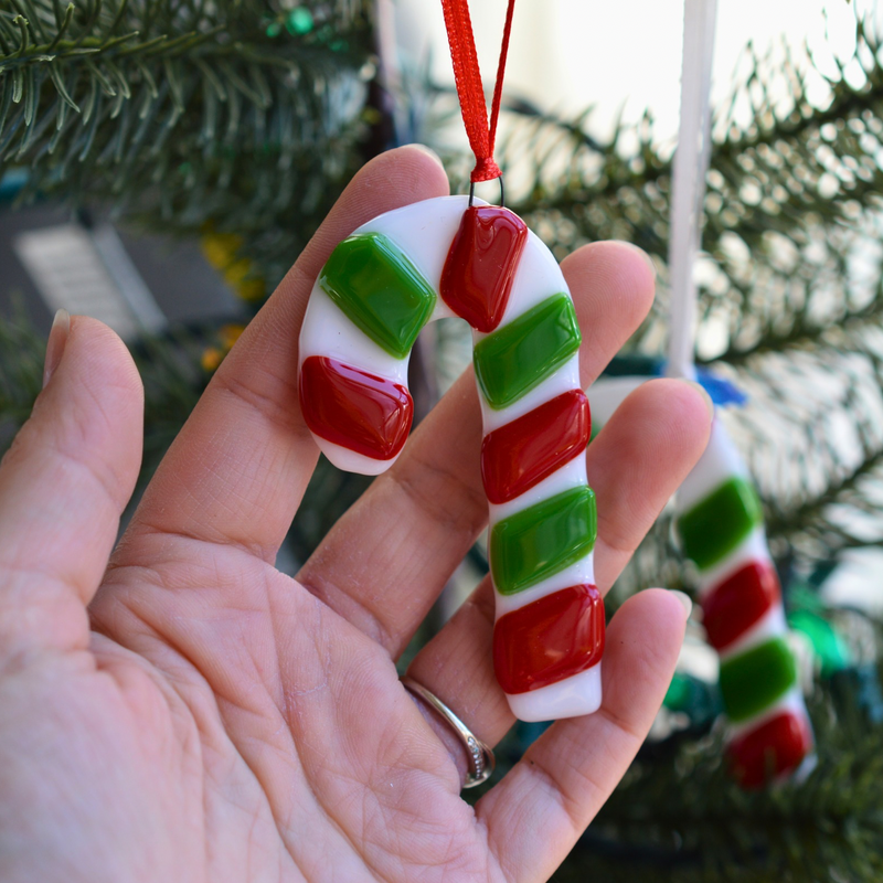 Canne de Noël rouge et verte – Ornement en verre fusionné fait à la main au Québec