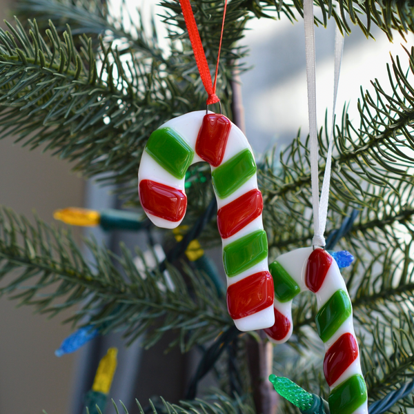 ornement canne de Noël rouge et verte en verre fusionné, décoration artisanale de Noël faite à la main au Québec
