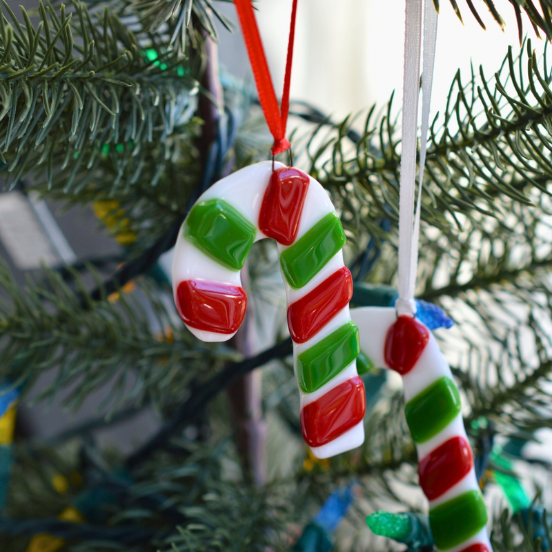 Canne de Noël rouge et verte – Ornement en verre fusionné fait à la main au Québec