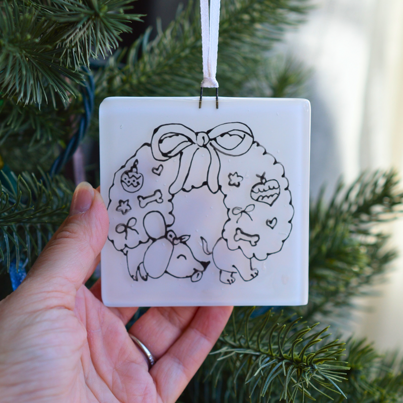 ornement à colorier chien teckel en couronne, décoration de Noël personnalisable faite à la main au Québec