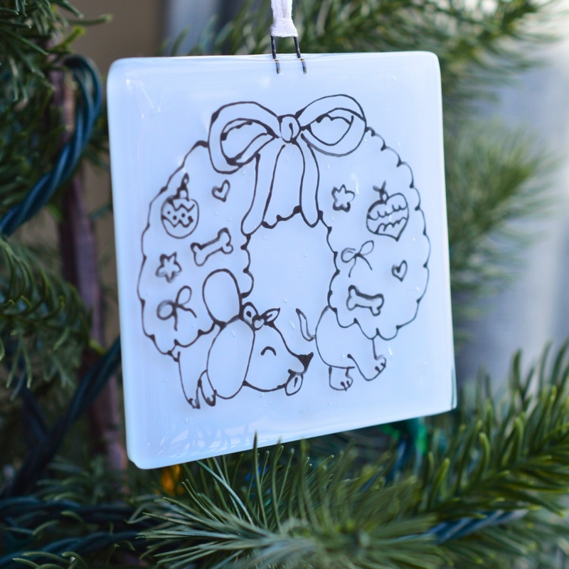 Ornement à colorier chien teckel – Décoration en verre à personnaliser, faite à la main au Québec