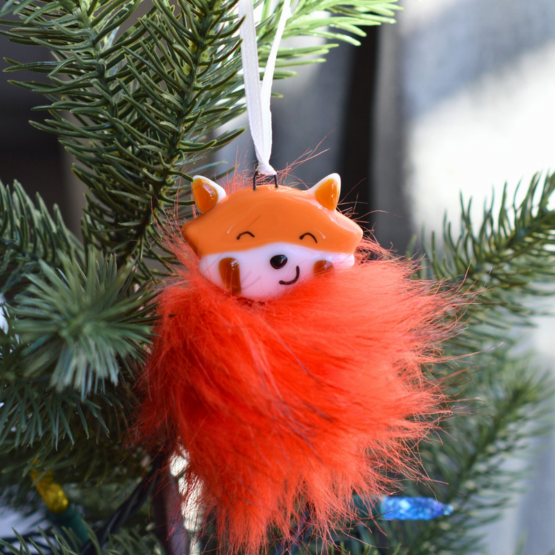 Panda roux poilu – Ornement en verre fusionné et fausse fourrure fait à la main au Québec