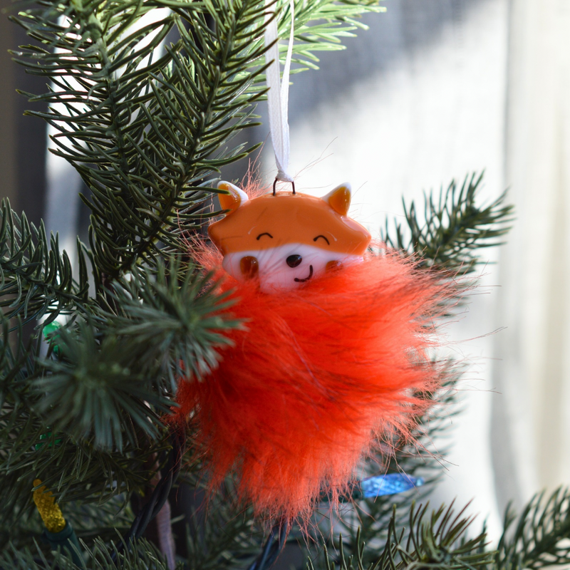 Panda roux poilu – Ornement en verre fusionné et fausse fourrure fait à la main au Québec