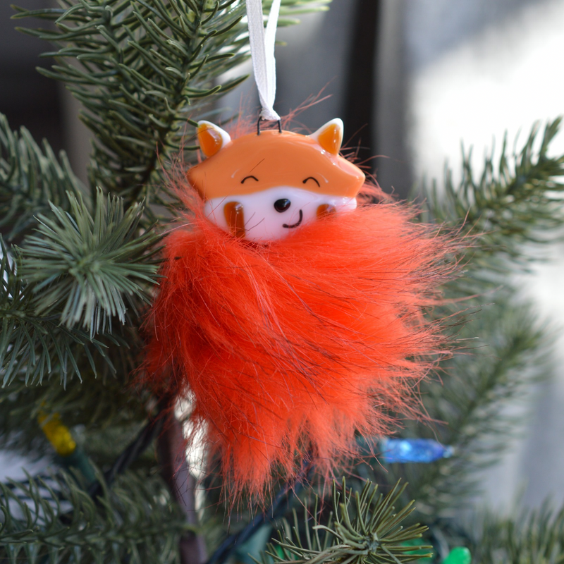 ornement panda roux poilu en verre fusionné, décoration artisanale de Noël avec fausse fourrure québécoise ornement panda roux poilu en verre fusionné, décoration artisanale de Noël avec fausse fourrure québécoise