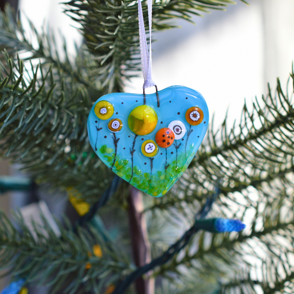 Cœur bleu fleuri – Ornement en verre fusionné fait à la main au Québec