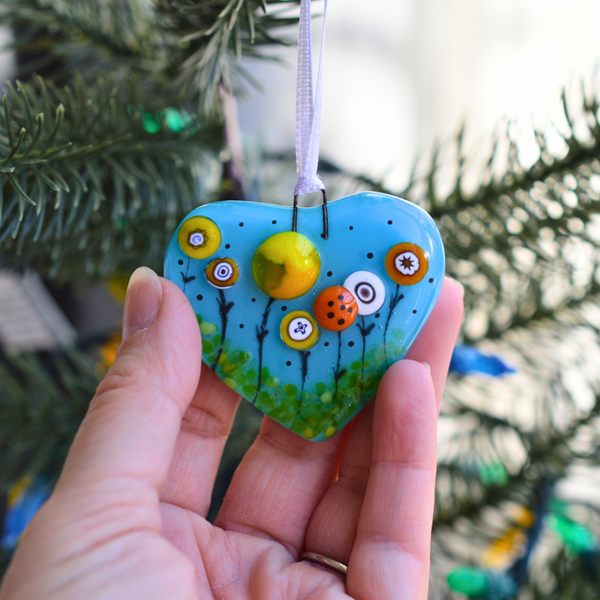 ornement cœur bleu fleuri en verre fusionné, décoration artisanale fleurie faite à la main au Québec