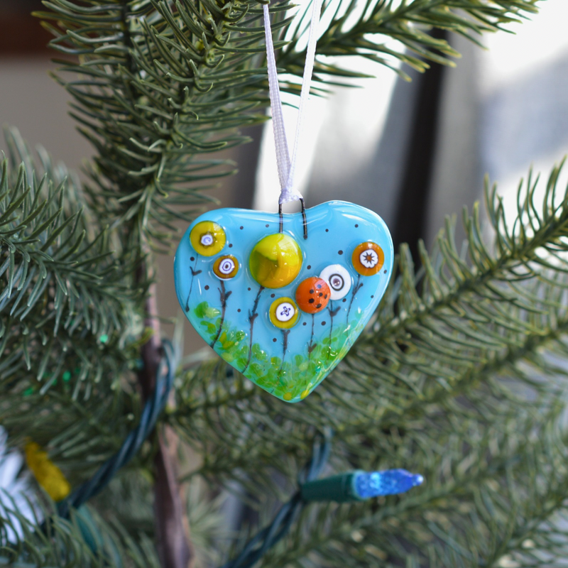 Cœur bleu fleuri – Ornement en verre fusionné fait à la main au Québec