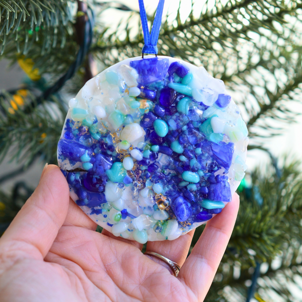 ornement géode bleu et or en verre fusionné, décoration artisanale faite à la main au Québec