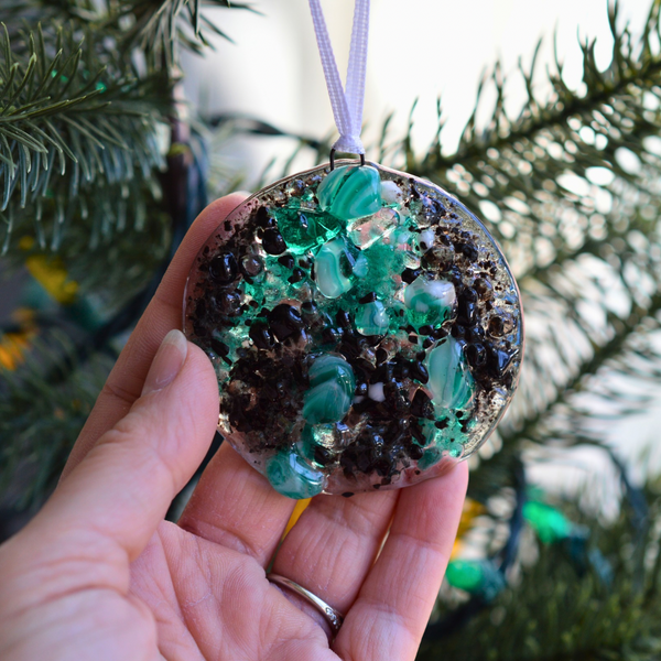 ornement géode sarcelle et noir en verre fusionné, décoration moderne et artisanale de Noël