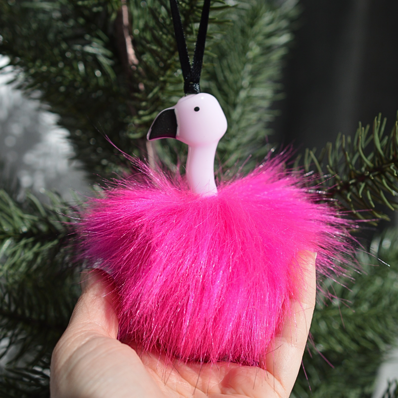 Ornement Flamant Rose Foncé poilu – L’élégance tropicale au cœur de Noël