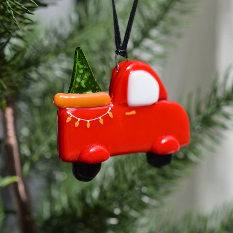 Camion de Noël rouge – Ornement en verre fusionné fait à la main au Québec