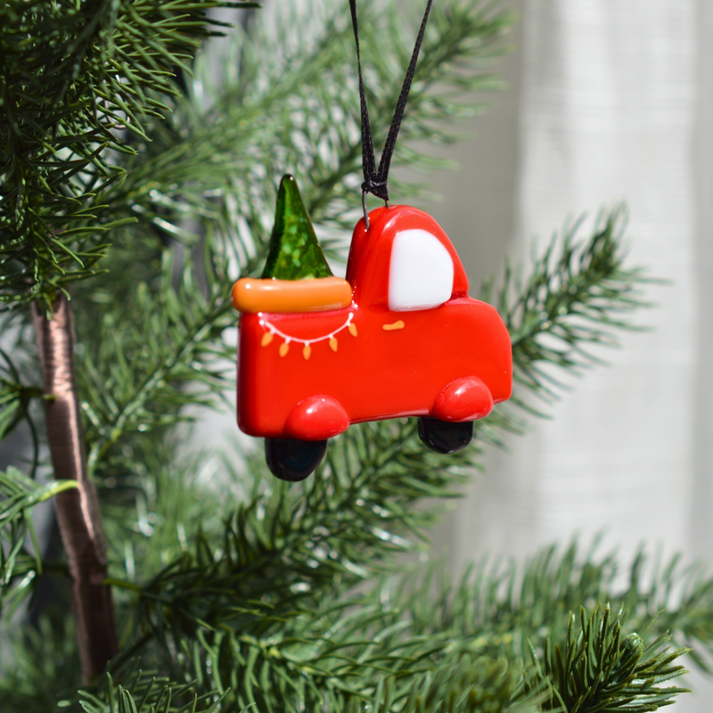 Camion de Noël rouge – Ornement en verre fusionné fait à la main au Québec
