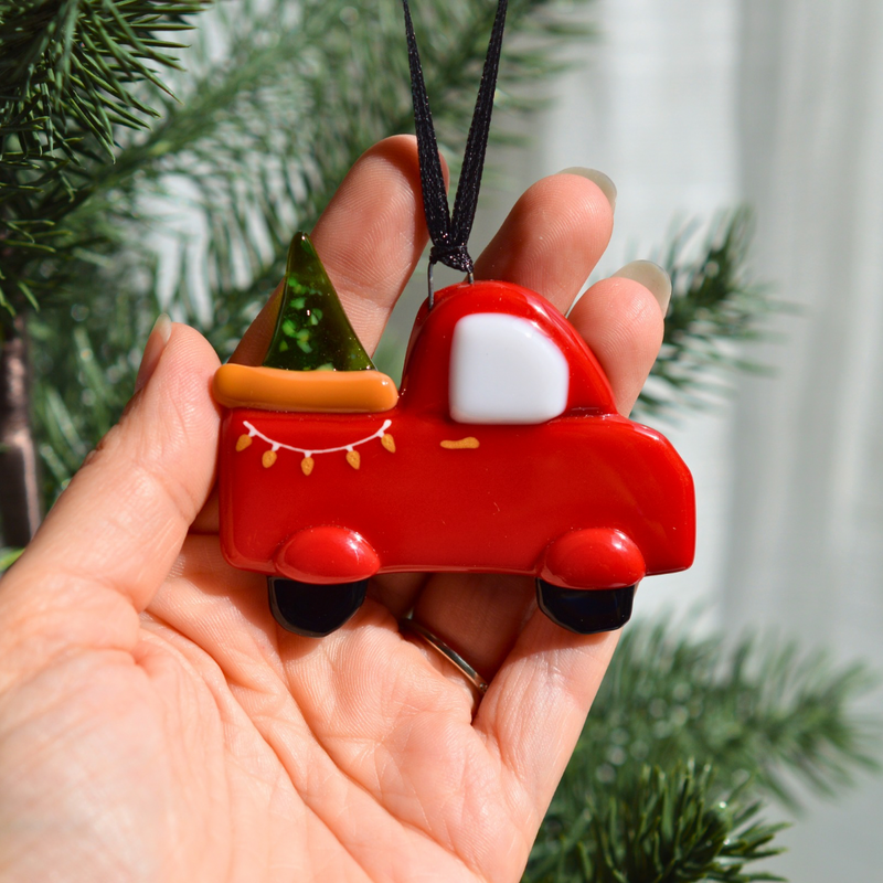 Camion de Noël rouge – Ornement en verre fusionné fait à la main au Québec