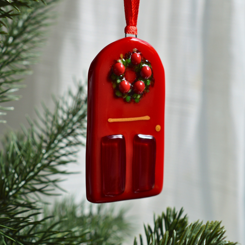 Porte rouge de Noël – Ornement en verre fusionné fait à la main au Québec