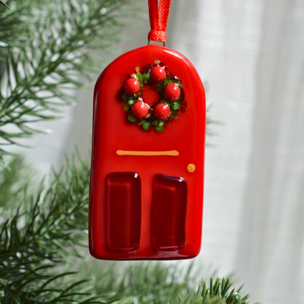 ornement porte rouge de Noël en verre, décoration artisanale verre fusionné québécoise