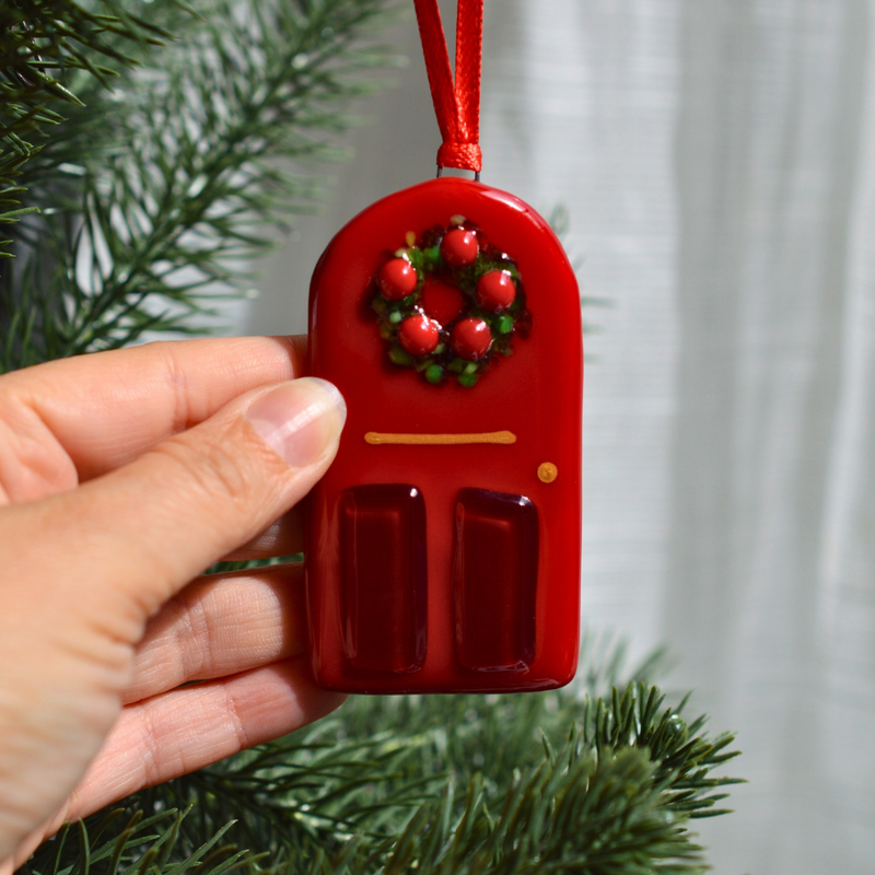 Porte rouge de Noël – Ornement en verre fusionné fait à la main au Québec
