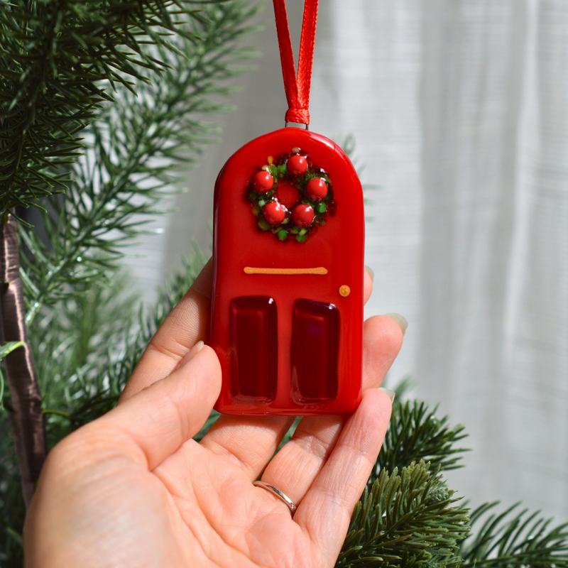 Porte rouge de Noël – Ornement en verre fusionné fait à la main au Québec