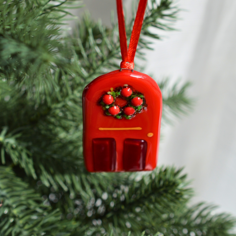 Porte rouge de Noël – Ornement en verre fusionné fait à la main au Québec