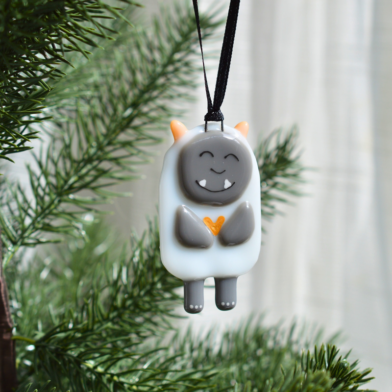 Yéti de Noël – Ornement en verre fusionné amusant fait à la main au Québec