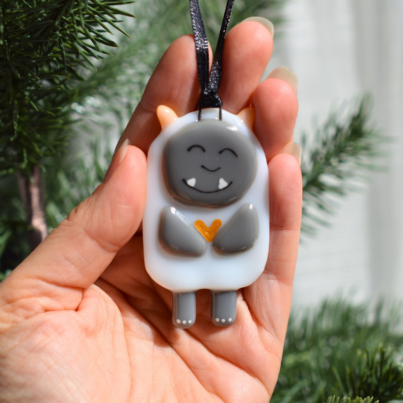 Yéti de Noël – Ornement en verre fusionné amusant fait à la main au Québec