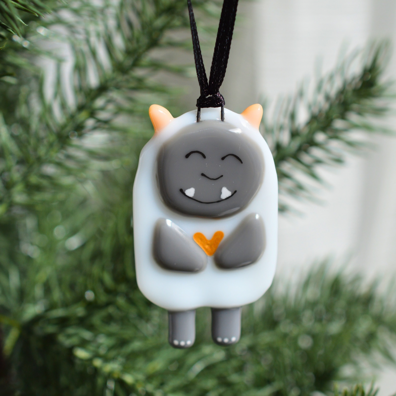 Yéti de Noël – Ornement en verre fusionné amusant fait à la main au Québec