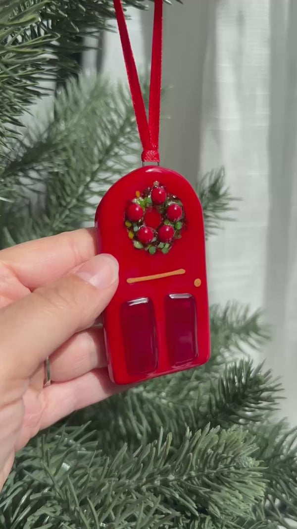 Porte rouge de Noël – Ornement en verre fusionné fait à la main au Québec