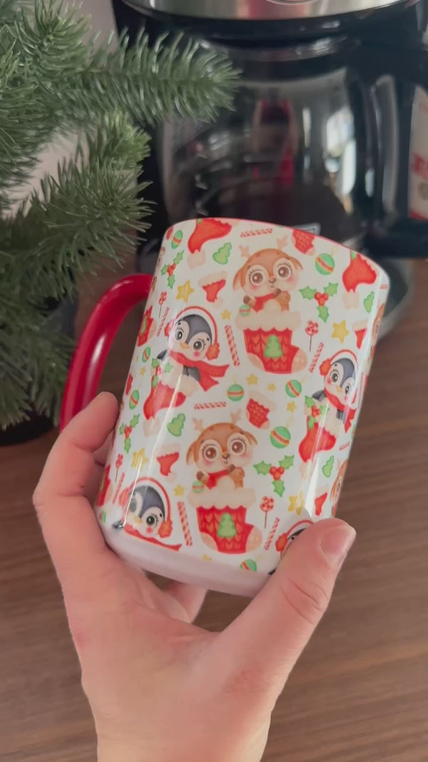 Tasse 15 oz pingouin et renne dans des bas de Noël