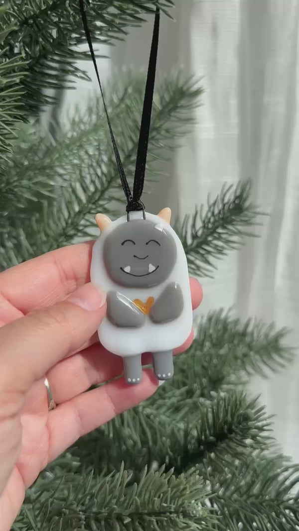 Yéti de Noël – Ornement en verre fusionné amusant fait à la main au Québec