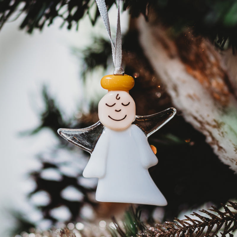 Décoration souvenir suspendue ange gardien blanc avec des ailes transparentes pour mettre dans le sapin